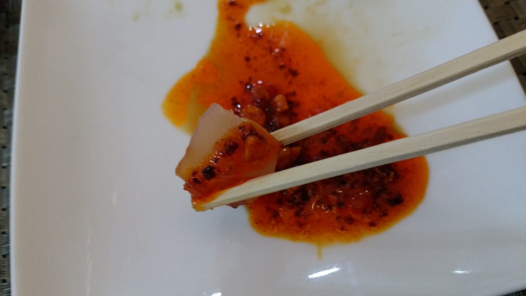 食べるラー油で白身のニジマスの刺身を食べる